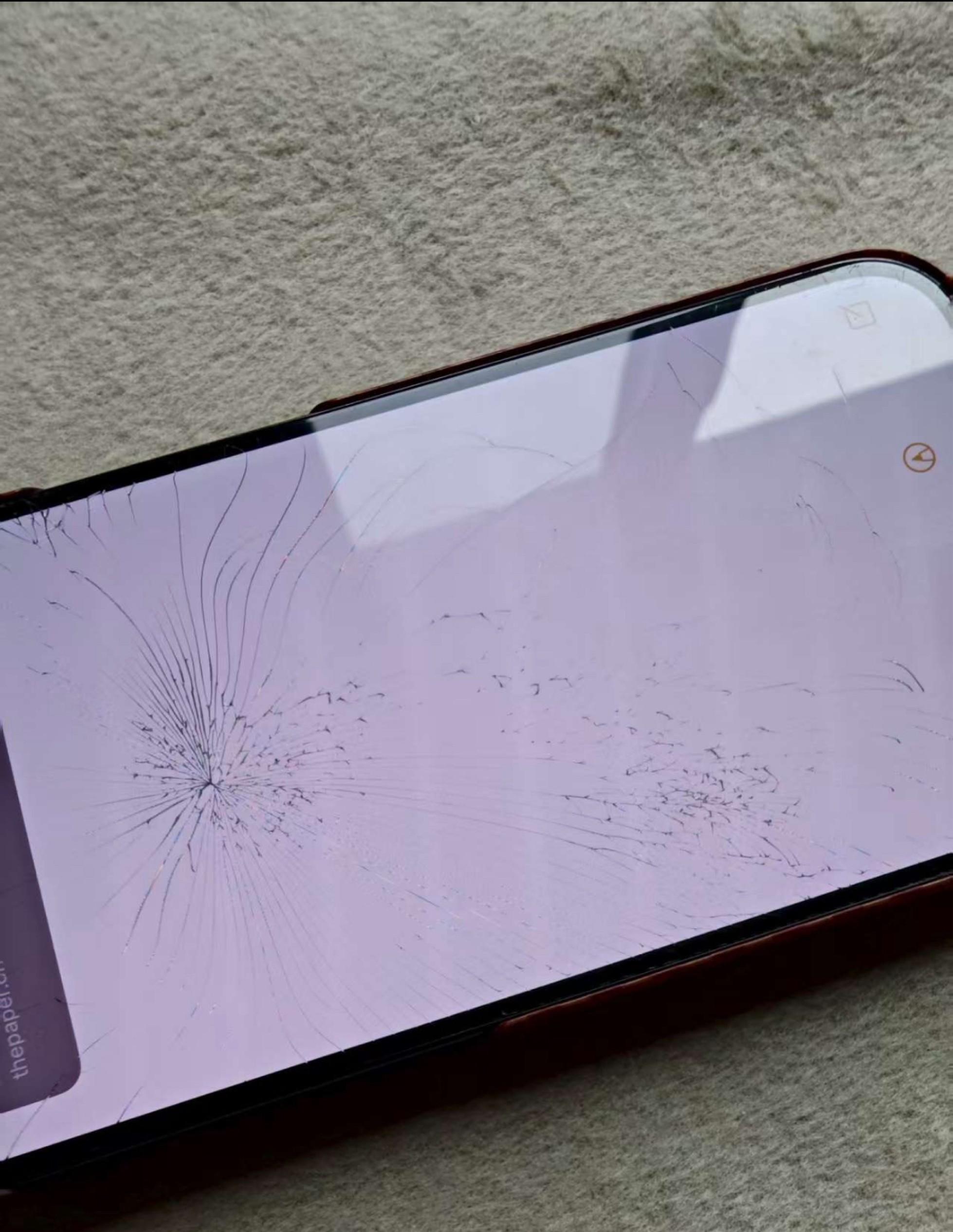 苹果这么灵吗?一出新手机,旧手机屏幕就碎了。